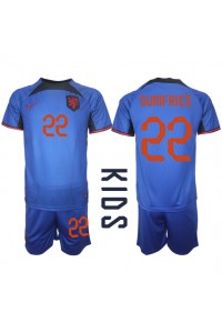 Nederland Denzel Dumfries #22 Babyklær Borte Fotballdrakt til barn VM 2022 Korte ermer (+ Korte bukser)